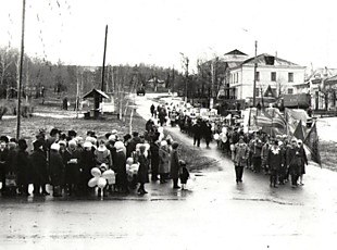 с. Большетроицкое. Демонстрация трудящихся, посвященная дню Великой октябрьской социалистической революции. 1988 г.